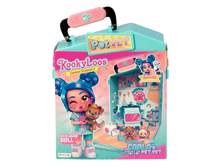 Carla's Pop Up Pet Vet speelset van KookyLoos met pop en dieren.