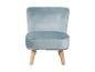 Gestoffeerde lichtblauwe fluwelen stoel met lichte houten poten
