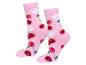 Een paar roze sokken met kersenprint.