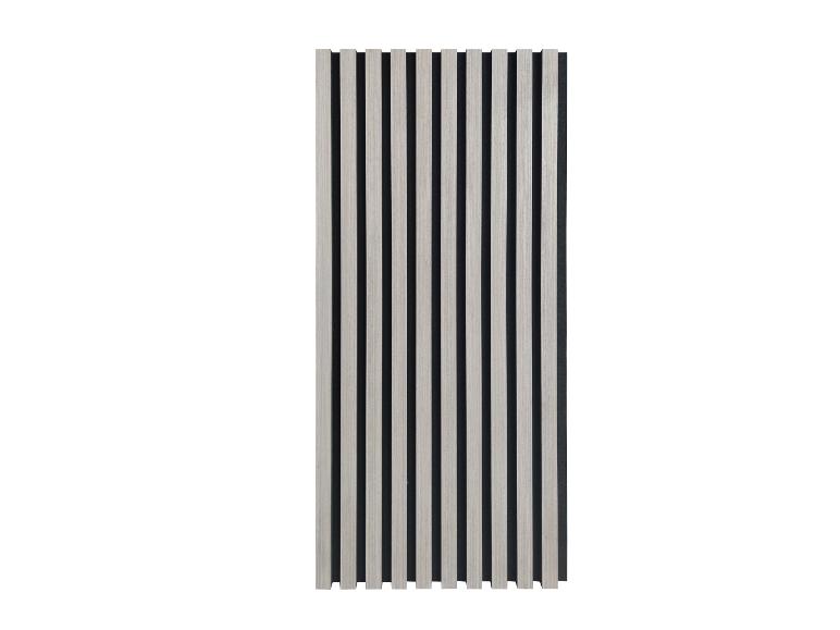Houten wandpaneel met verticale lichte houten latten op een donkere achtergrond.