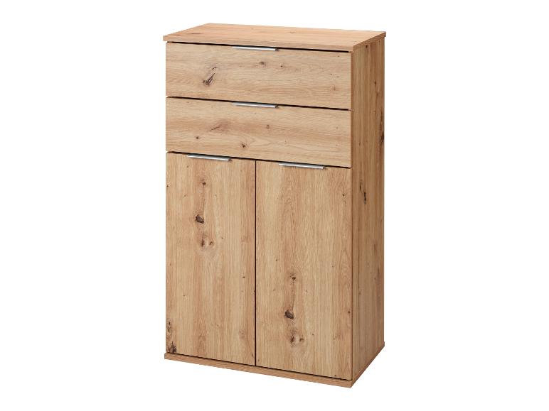 Houten kast met drie laden en twee deuren, met metalen handgrepen.