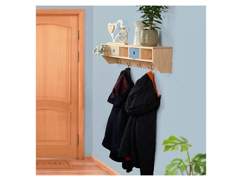 Houten wandkapstok met plank, lades en decoratieve items.
