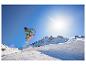 Een snowboarder in de lucht met CRIVIT skihandschoenen tegen een besneeuwde bergbeschouwing.