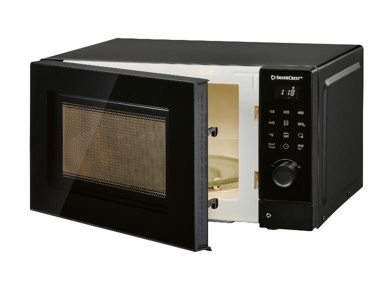 Zwarte magnetron met open deur, digitaal display en bedieningspaneel.