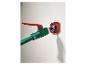 Groen en rood klemgereedschap op een rode muurbeugel.