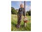 Vrouw in grijze trui en luipaardprint broek, met mandje madeliefjes.