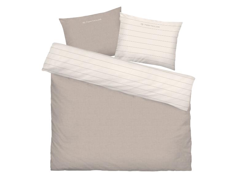 Beige beddengoed met kussens, één gestreept, met logo op beide.