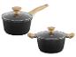Twee zwarte pannen met glazen deksels en houten handgrepen.
