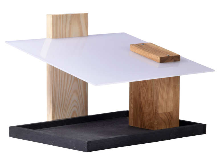 Een houten vogelvoederhuis met een zwart plateau.