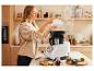 Vrouw in de keuken die een Monsieur Cuisine Connect gebruikt.