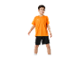 Jongetje in een oranje shirt en zwarte shorts.
