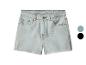 Lichtblauwe denim shorts met gerafelde randen en knopen
