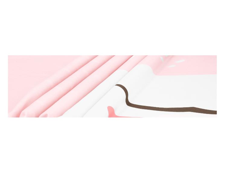 Roze stof met witte en bruine details, gevouwen.