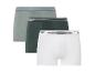 Drie boxershorts in wit, donkergroen en lichtgroen met contrasterende strepen.