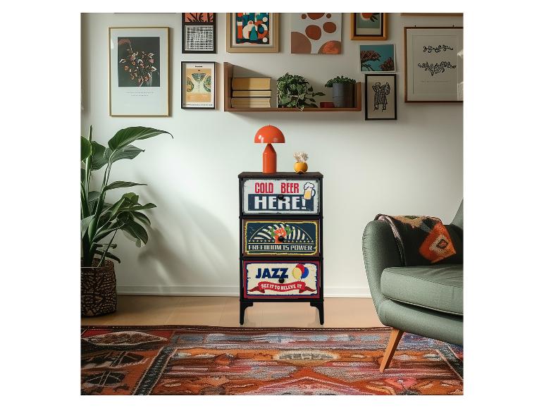 Ladekast met drie lades, met de teksten 'COLD BEER HERE!', 'FREEDOM IS POWER' en 'JAZZ'.