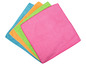 Een stapel roze, groene, oranje en blauwe microvezeldoeken.