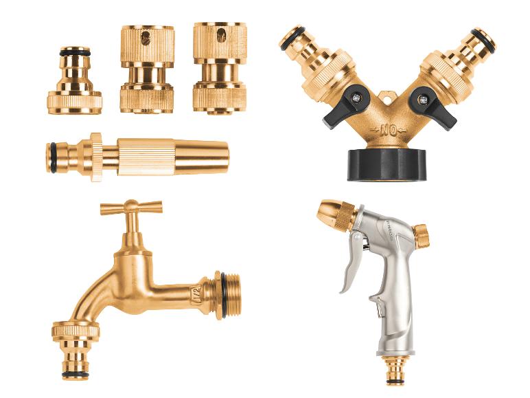 Messing kranen, koppelingen en spuitpistool voor tuinirrigatie.