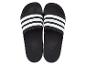 Adidas slippers, zwart met drie witte strepen.