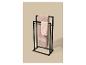 Zwart metalen handdoekenrek met twee beige handdoeken