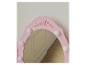 Roze make-upspiegel met decoratieve rozen en ronde lampjes.