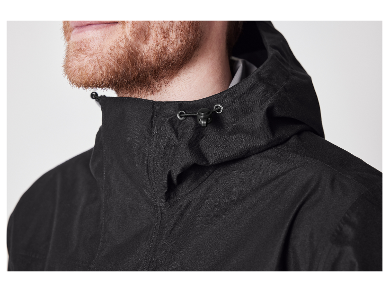 Zwarte jas met capuchon en trekkoord.