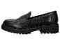 Zwarte leren loafers met een dikke, gegroefde zool.