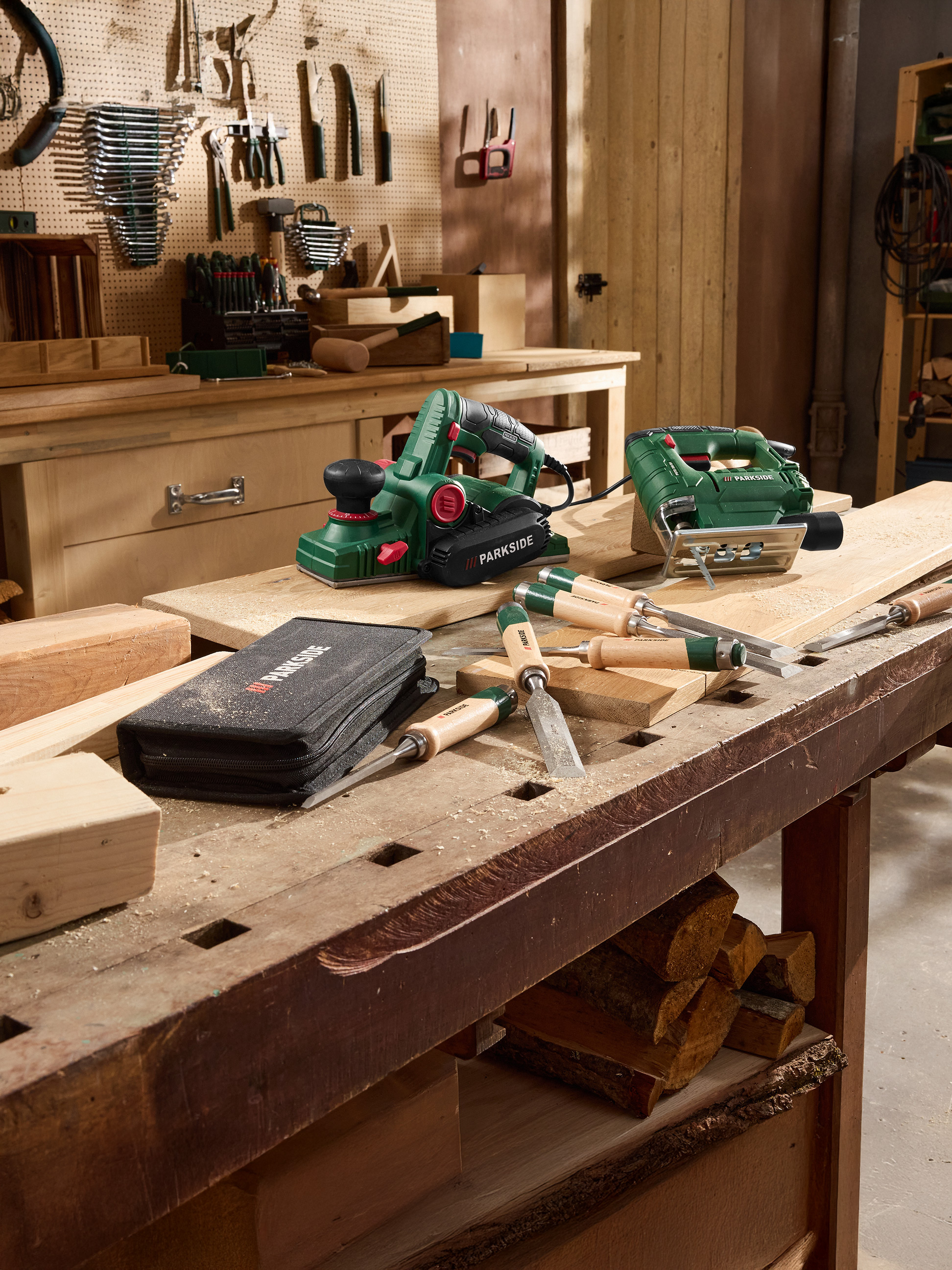 Parkside elektrische schaaf en decoupeerzaag op houten werkbank met beitels.