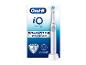 Een witte Oral-B iO Series 2 elektrische tandenborstel met oplaadstation.