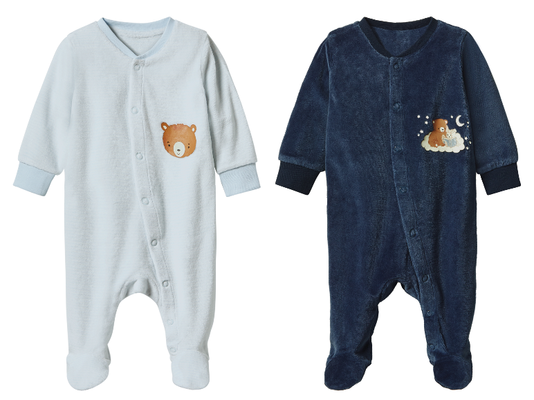 Twee baby slaappakjes in verschillende kleuren met schattige dierenprintjes.