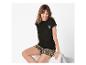 Tweedelige damespyjama met luipaardprint shorts en zwart T-shirt met de tekst 'Pretty wild'