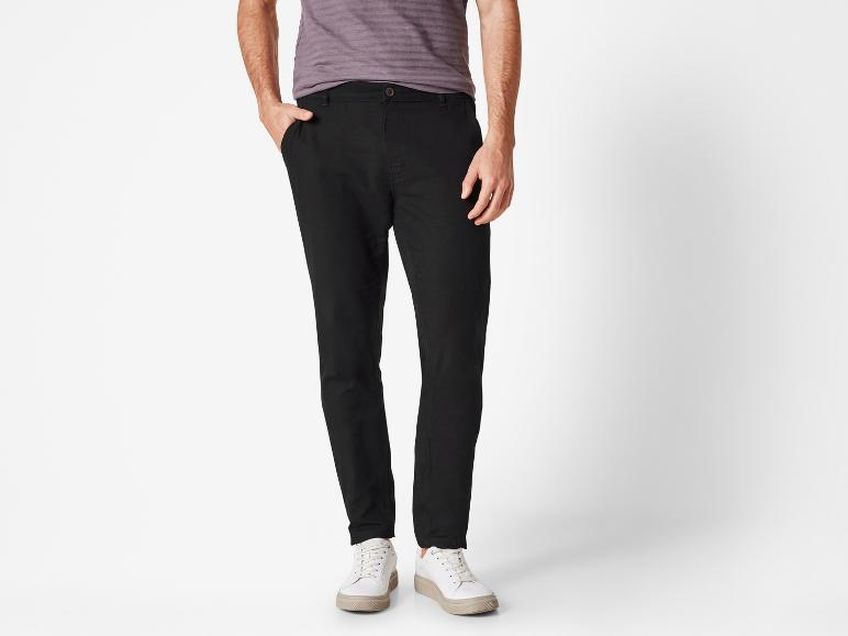 Zwarte broek en witte sneakers voor heren.