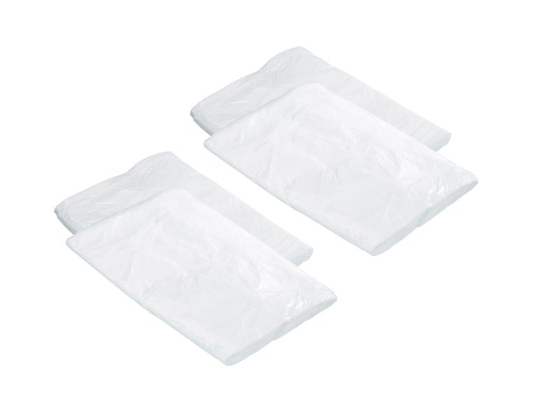 Vier witte, rechthoekige plastic vuilniszakken, opgevouwen en gestapeld