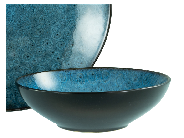 Schaal en bord van blauw keramiek, handgemaakte stijl.