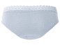 Een lichtblauwe onderbroek met kant aan de bovenkant.