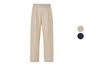 Beige broek met plooien.