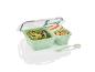 Opvouwbare lunchbox met salade, appels en noten.