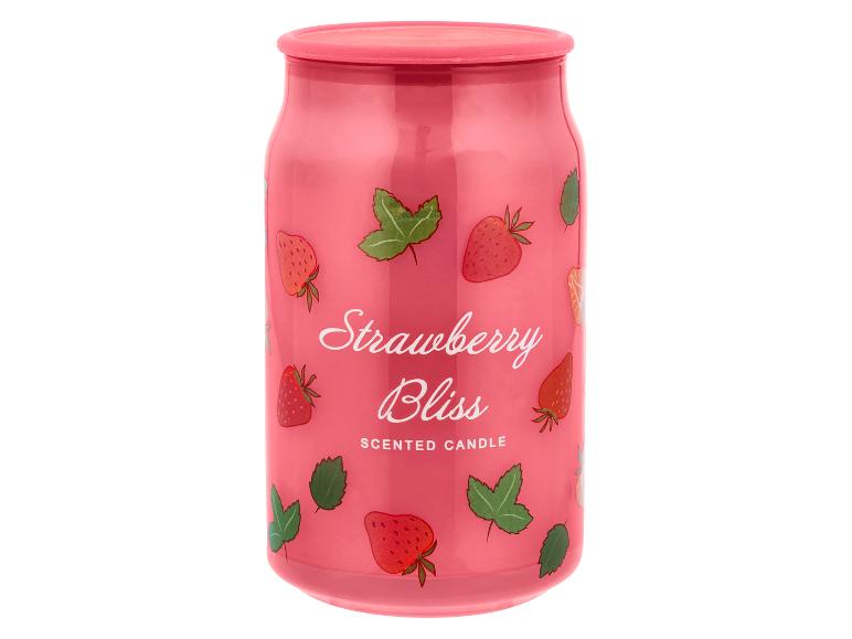 Roze geurkaars in blik met aardbeien en de tekst 'Strawberry Bliss Scented Candle'.