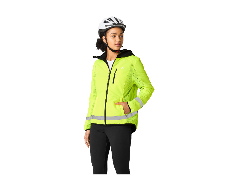 Vrouw met fietshelm en Crivit reflecterende jas.