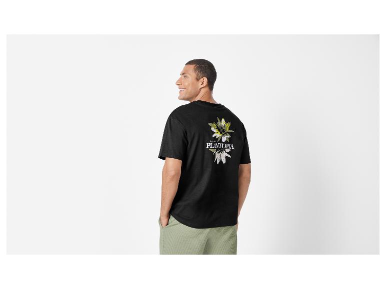 Plantopia zwart t-shirt met bloemenprint en lichtgroene shorts.