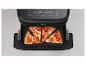 Philips airfryer met vier plakjes pepperoni pizza erin