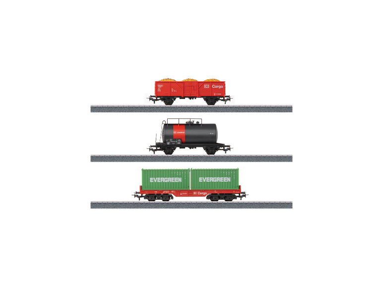 Drie verschillende goederenwagons op rails: een rode met gouden lading, een zwarte tankwagon en een groene containerwagon.