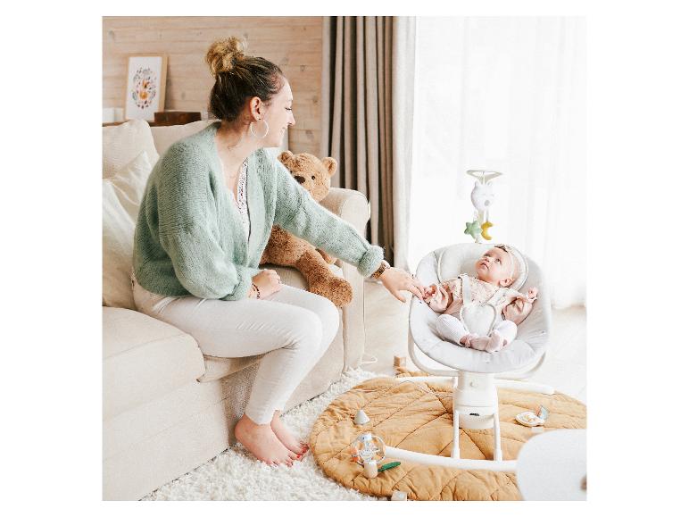 Een moeder kijkt naar haar baby in een Babybjörn Bliss wipstoel.