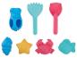 Kleurrijk strandspeelgoed: blauwe nijlpaard zandzeef, turquoise hark, roze schep en diverse zandvormpjes.
