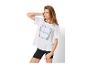 Vrouw in wit T-shirt met holografische print en zwarte fietsbroek