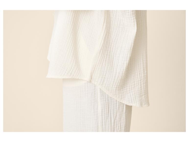 Witte katoenen stof met een gekreukelde textuur, ideaal voor loungewear of nachtkleding.