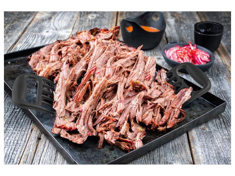Pulled meat met vleesvorken, saus en ingelegde uien.