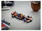 Een McLaren Formule 1 raceauto gemaakt van bouwstenen, op een bureau.