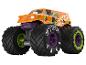 Oranje speelgoed monster truck met grote wielen en paarse en groene details.