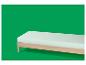 Houten bed met licht matras op groene achtergrond.