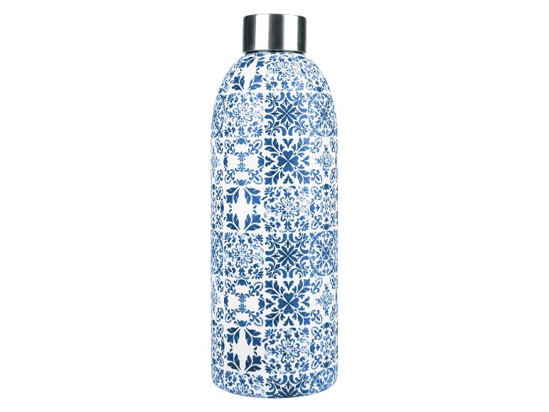 Geïsoleerde waterfles met blauw-witte azulejo print.
